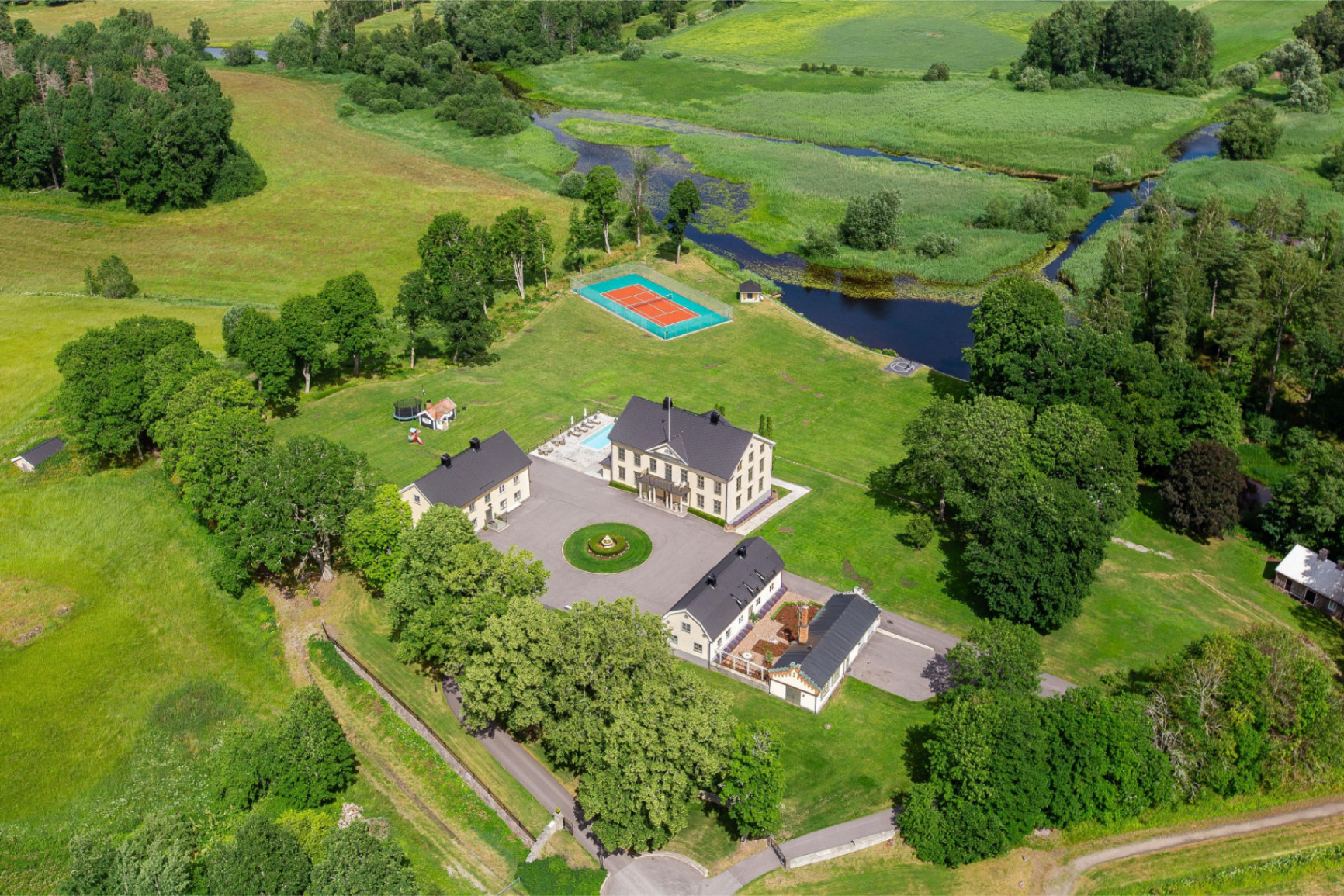 Flygbild över herrgården, innergård och ängar