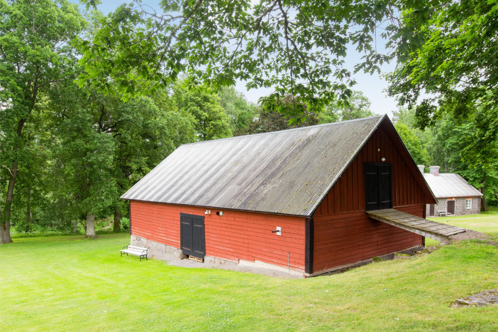 Röd lada i parken