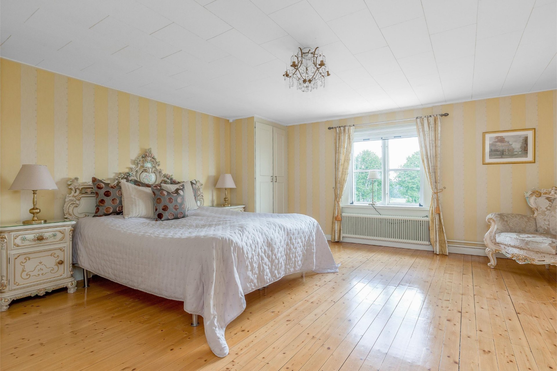 Gästsovrum med randiga tapeter