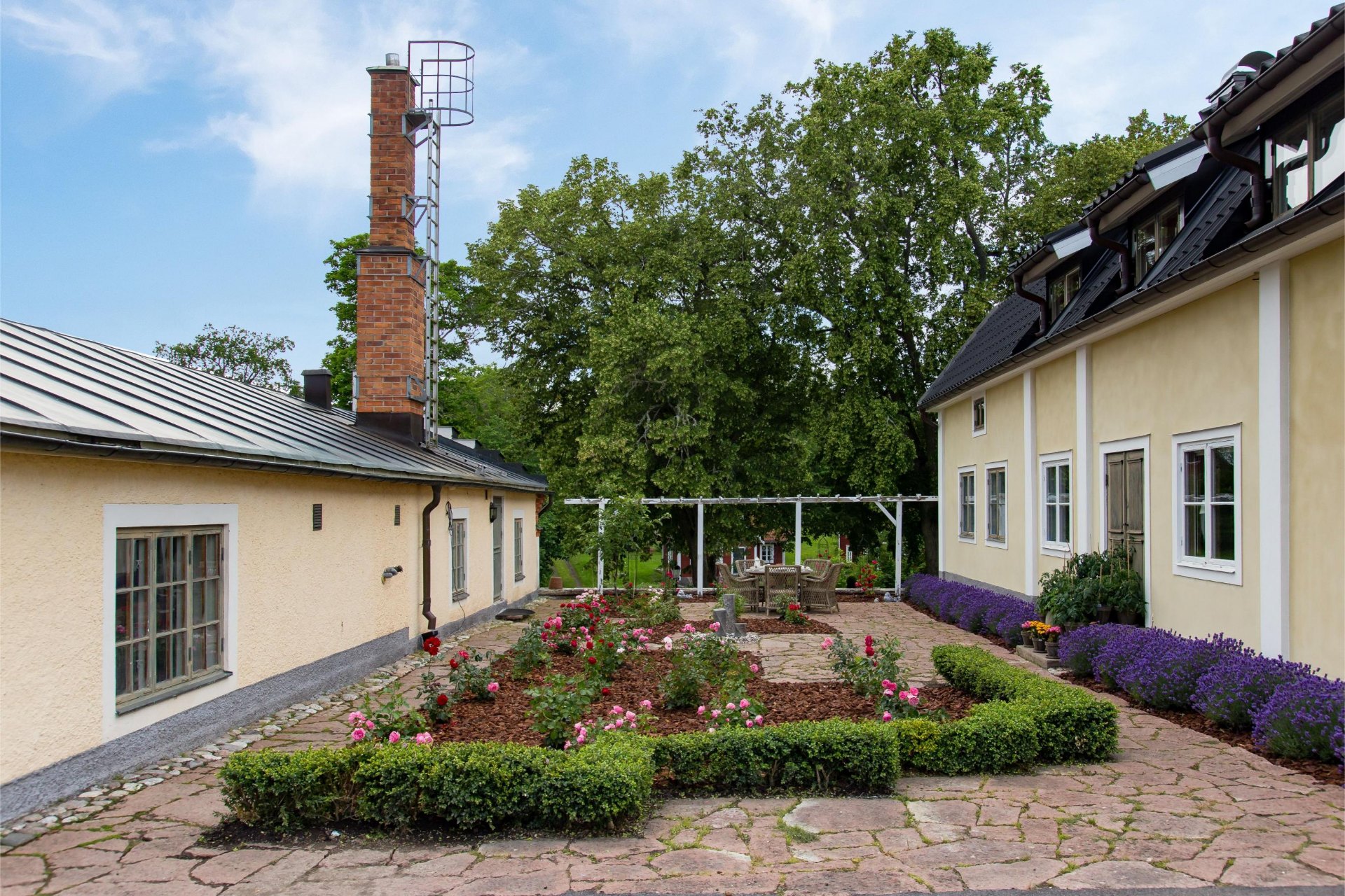 Innergård med rosenrabatter och lavendel
