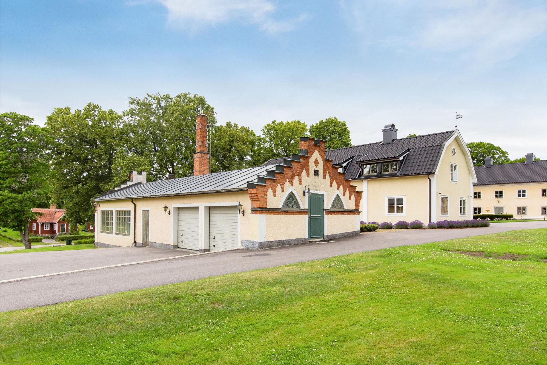 Garagebyggnad med trappgavel