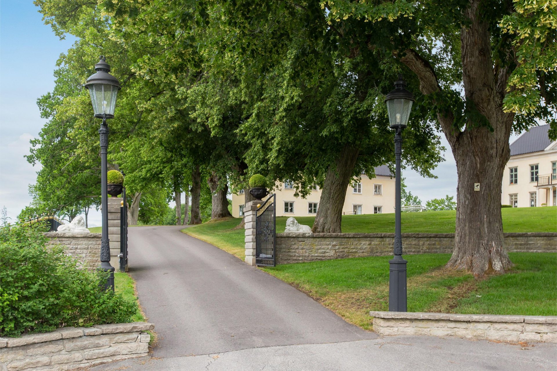 Grindar med lejonstatyer och lyktstolpar