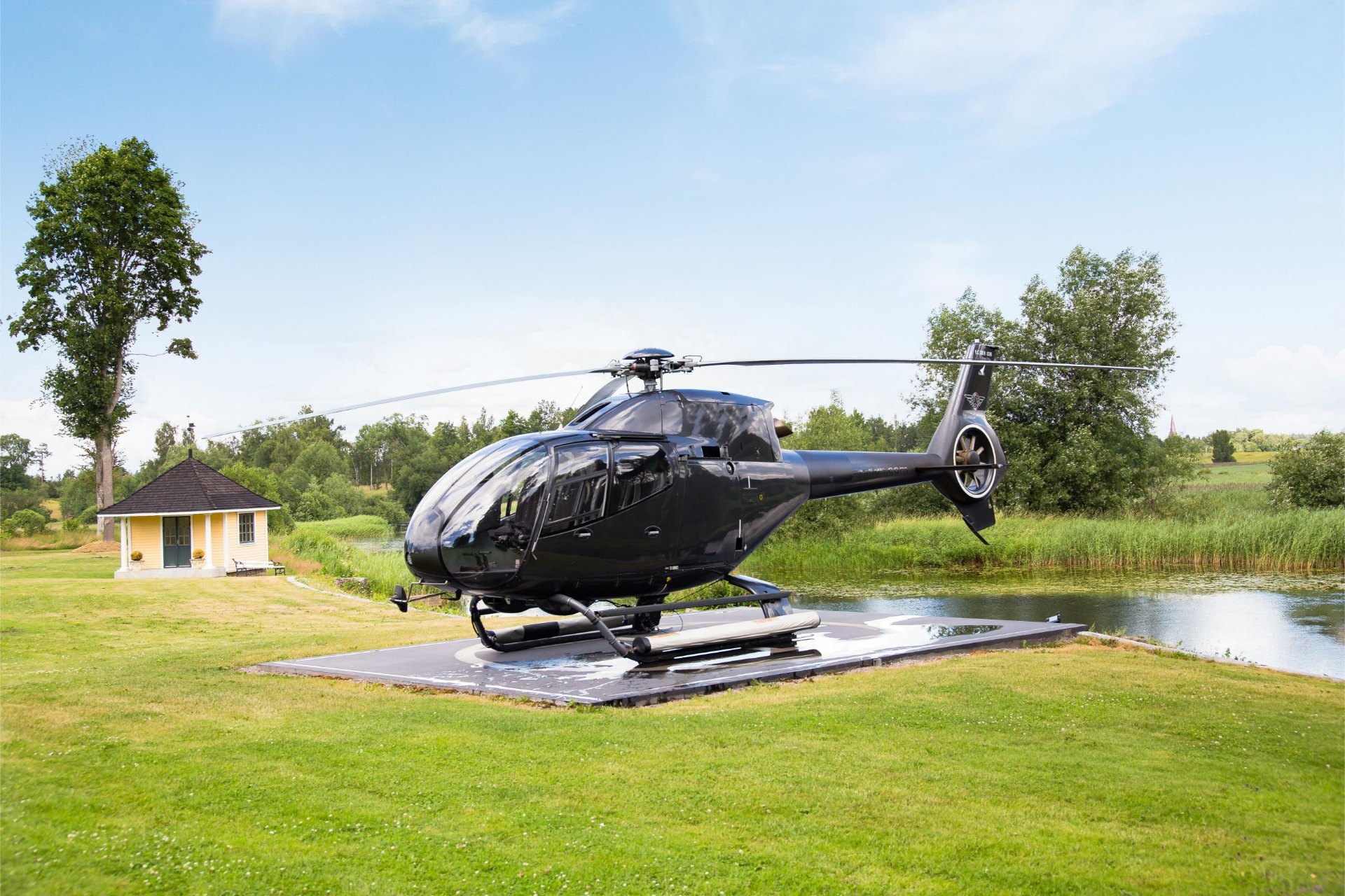 Helikopter på helipad vid dammen