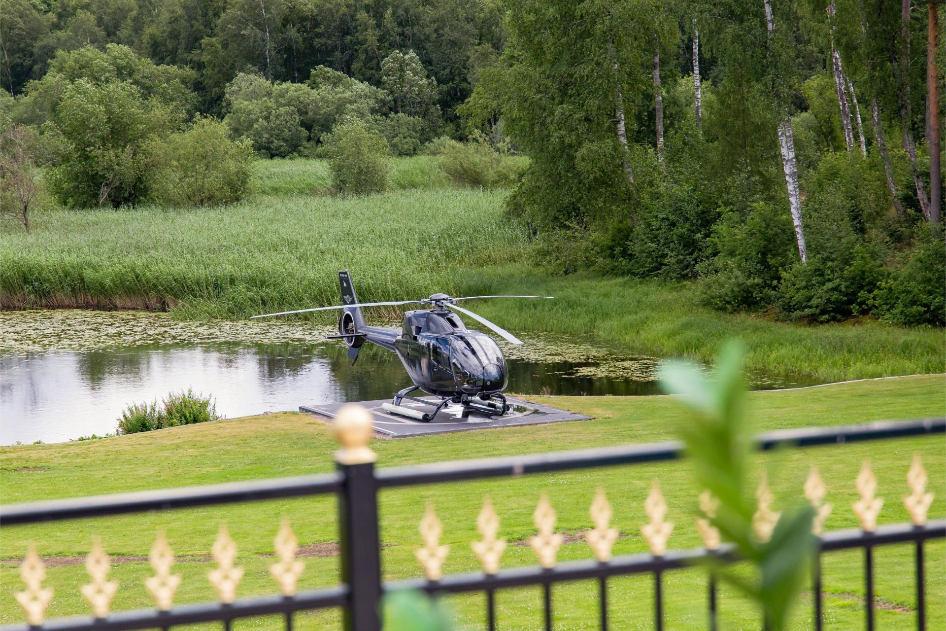 Helikopter med vy över dammen och parken