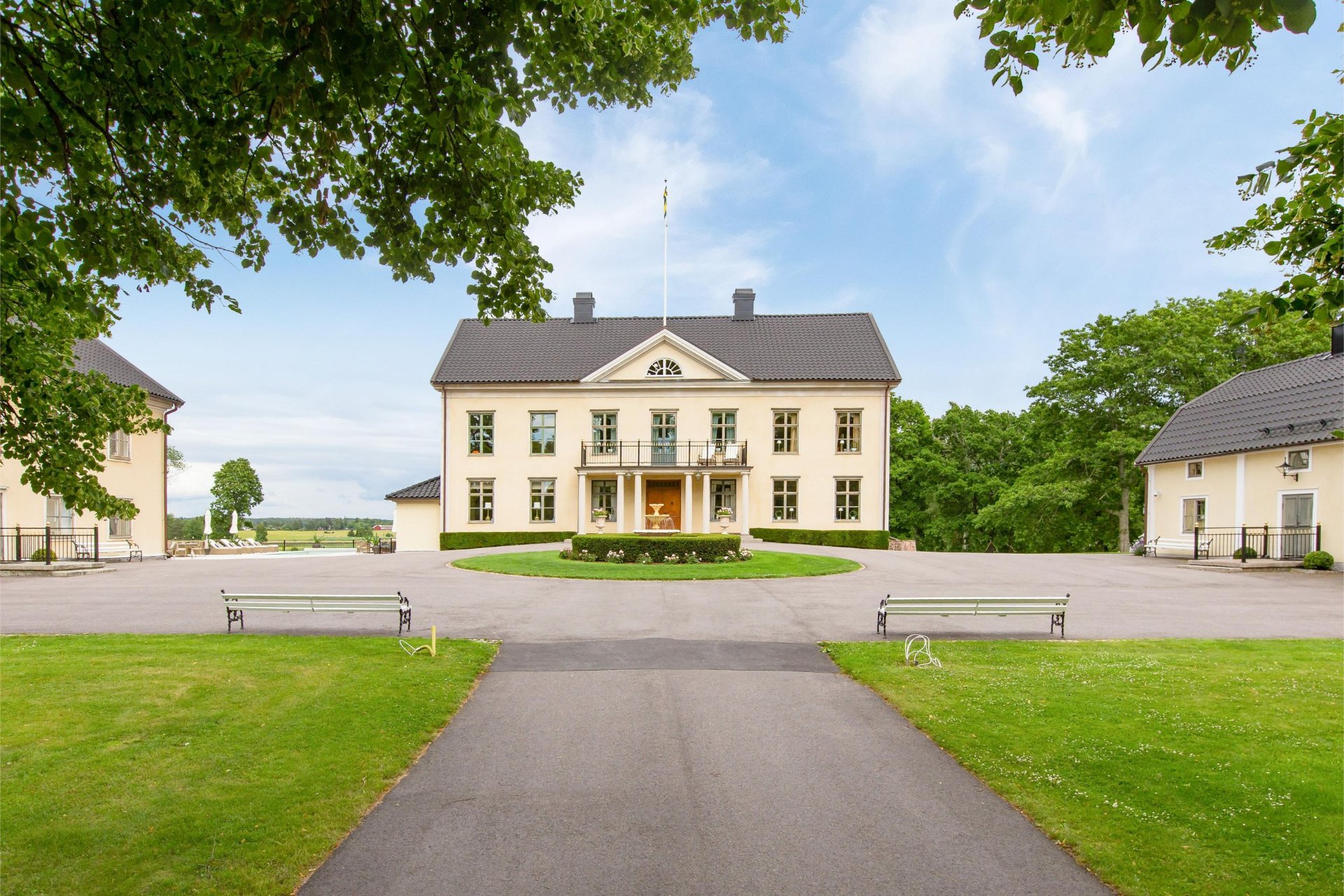 Herrgården sedd från allén med flygelbyggnader