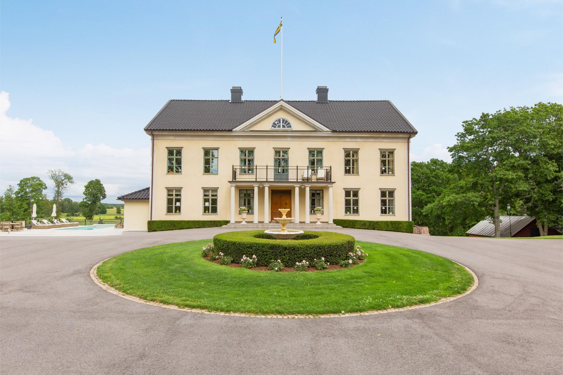Herrgårdens framsida med fontän och rundel