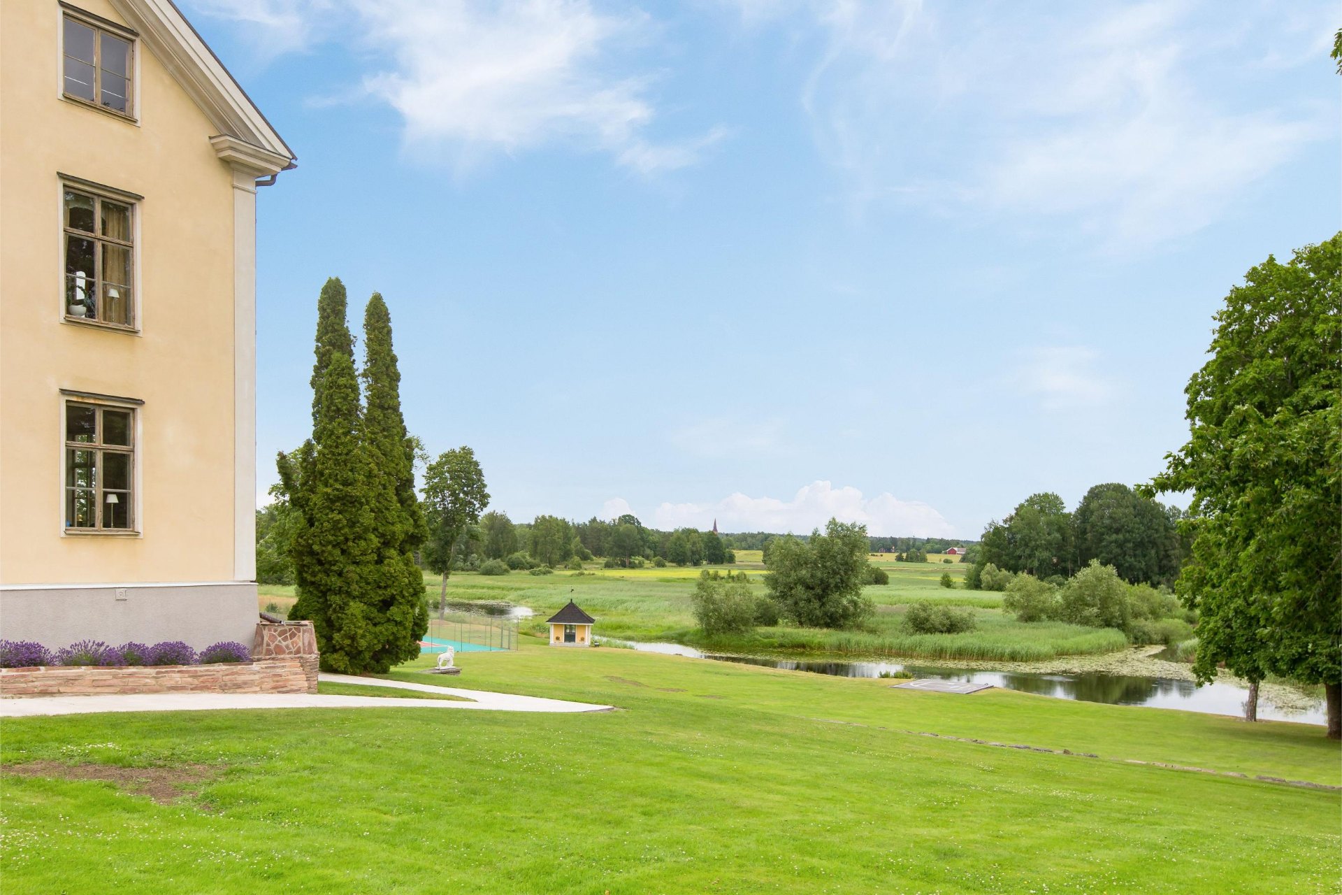 Vy från herrgården över park och vatten