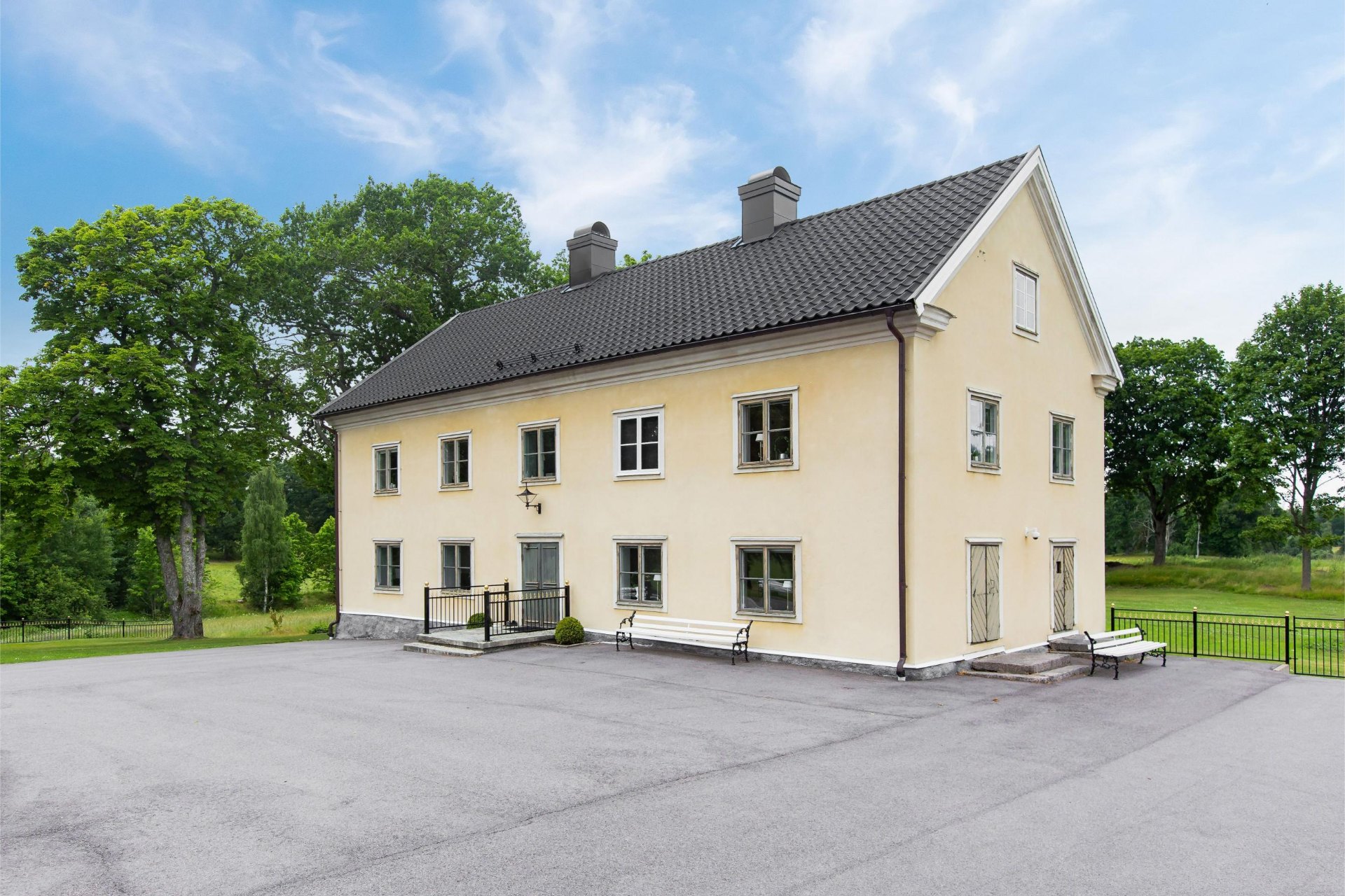 Flygelbyggnad med gul fasad