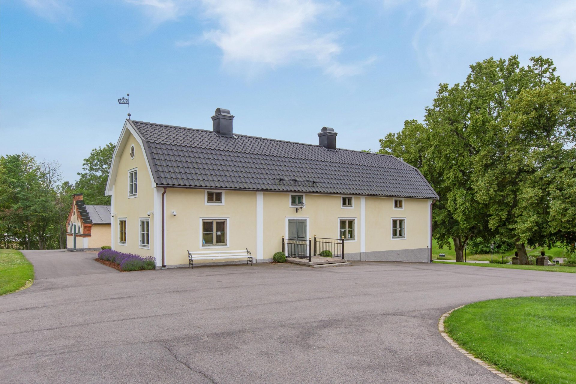 Ekonomibyggnad med mansardtak